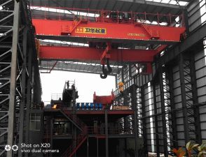 橋式起重機(jī)與門式起重機(jī) 結(jié)構(gòu)與應(yīng)用的比較